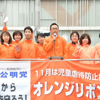 党愛知県本部女性局のメンバーと共に公明党の実績や政策を訴える伊藤氏（右から5人目）
