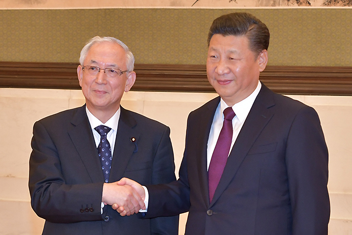 習主席（右）と握手する井上幹事長＝28日　北京・人民大会堂