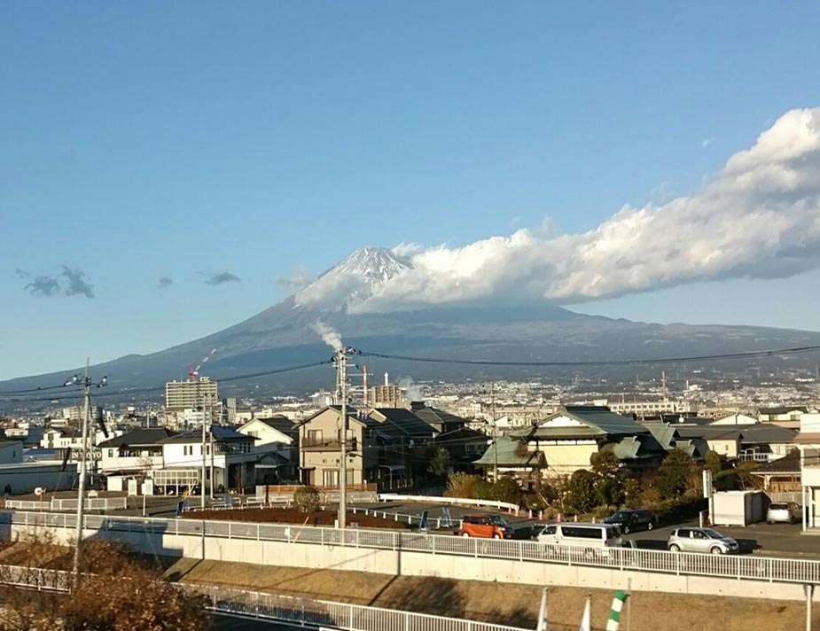 上京する新幹線から見える富士山を眺めながら