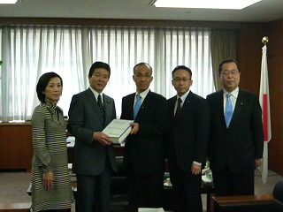 荒木県代表、魚住県代表代行と共に、昨日に引き続き、署名を中野経産副大臣に届けた