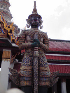 タイの寺院に立つ門番。鬼だそうです。