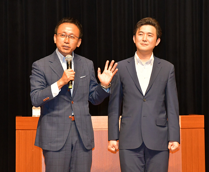 国政報告会であいさつする伊藤氏（左）と安江氏＝26日　名古屋市