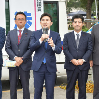 来夏の参院選への決意を述べる安江氏（中央）と、伊藤（左隣）、里見（右隣）の両氏ら＝4日　名古屋市