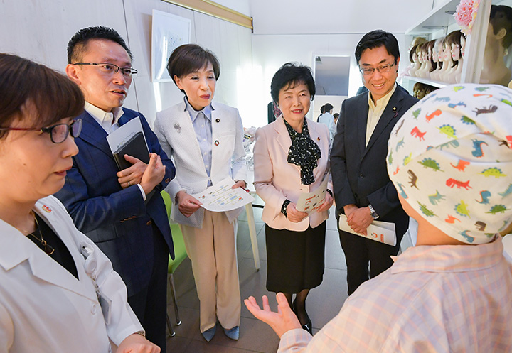 当事者の女性（右手前）から話を聞く党推進本部のメンバー＝13日　東京・中央区