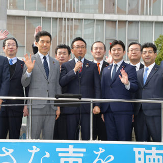 新年の決意を述べる伊藤県代表（前列中央左）と、新妻（左隣）、安江（右隣）、里見（前列右から2人目）の各氏ら＝2日　名古屋市