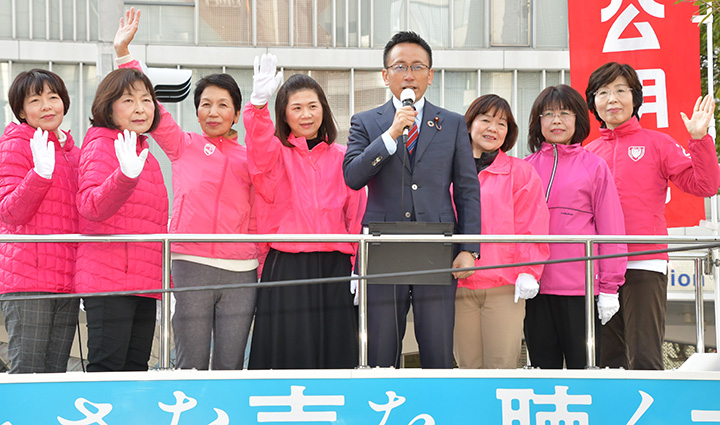 女性議員と共に党の実績をアピールする伊藤氏（右から4人目）＝18日　名古屋市