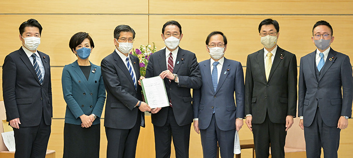 岸田首相（中央）に緊急要請を申し入れる石井本部長（左隣）ら＝8日　首相官邸