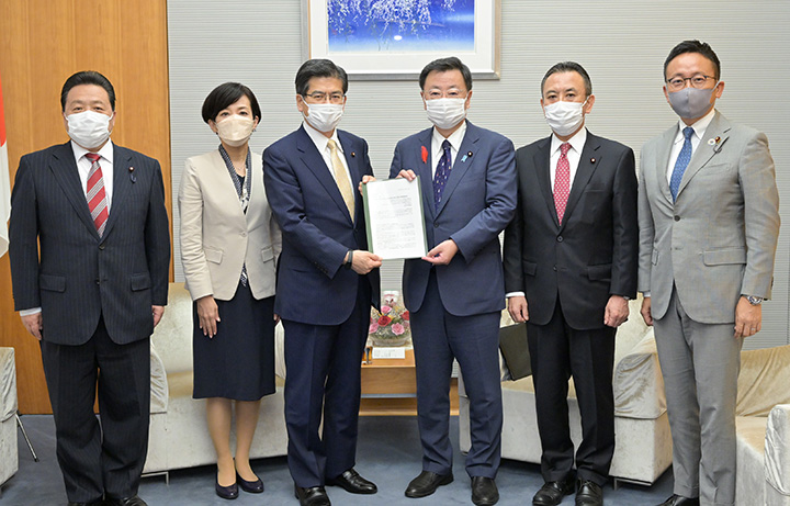 松野官房長官（中央右）にオミクロン株対応ワクチンの接種促進などを要請する石井幹事長（左隣）ら＝12日　首相官邸