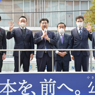 統一地方選勝利の決意を述べる里見氏（左から3人目）ら＝4日　名古屋市