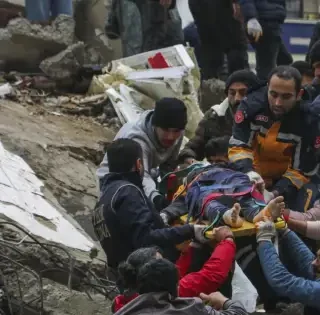 トルコ地震、死者3800人超