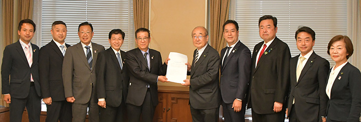 松井市長（左から5人目）に要望書を手渡す大阪市議会公明党のメンバー＝15日　大阪市役所