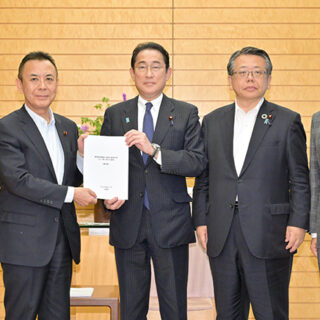 岸田首相（中央）に提言を手渡す高木政調会長（左隣）ら＝1日　首相官邸